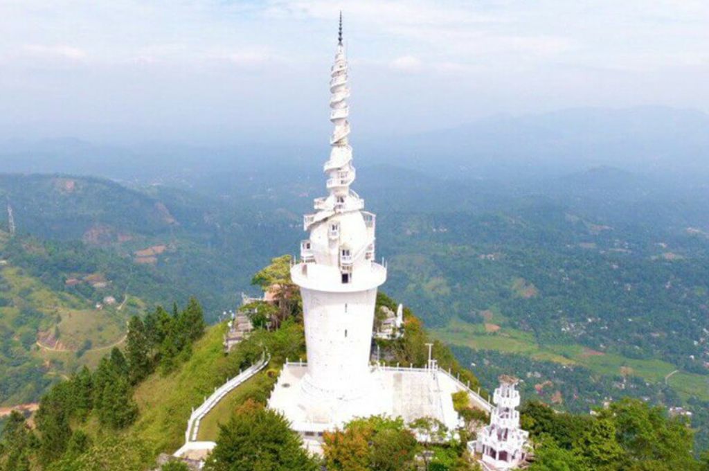 You are currently viewing Discover the Beauty and History of Ambuluwawa Tower and Temple, Kandy, Sri Lanka