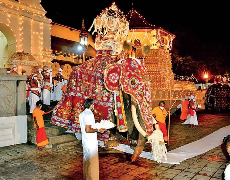 You are currently viewing Kandy Kumbal Perahera: A Spectacular Cultural Event